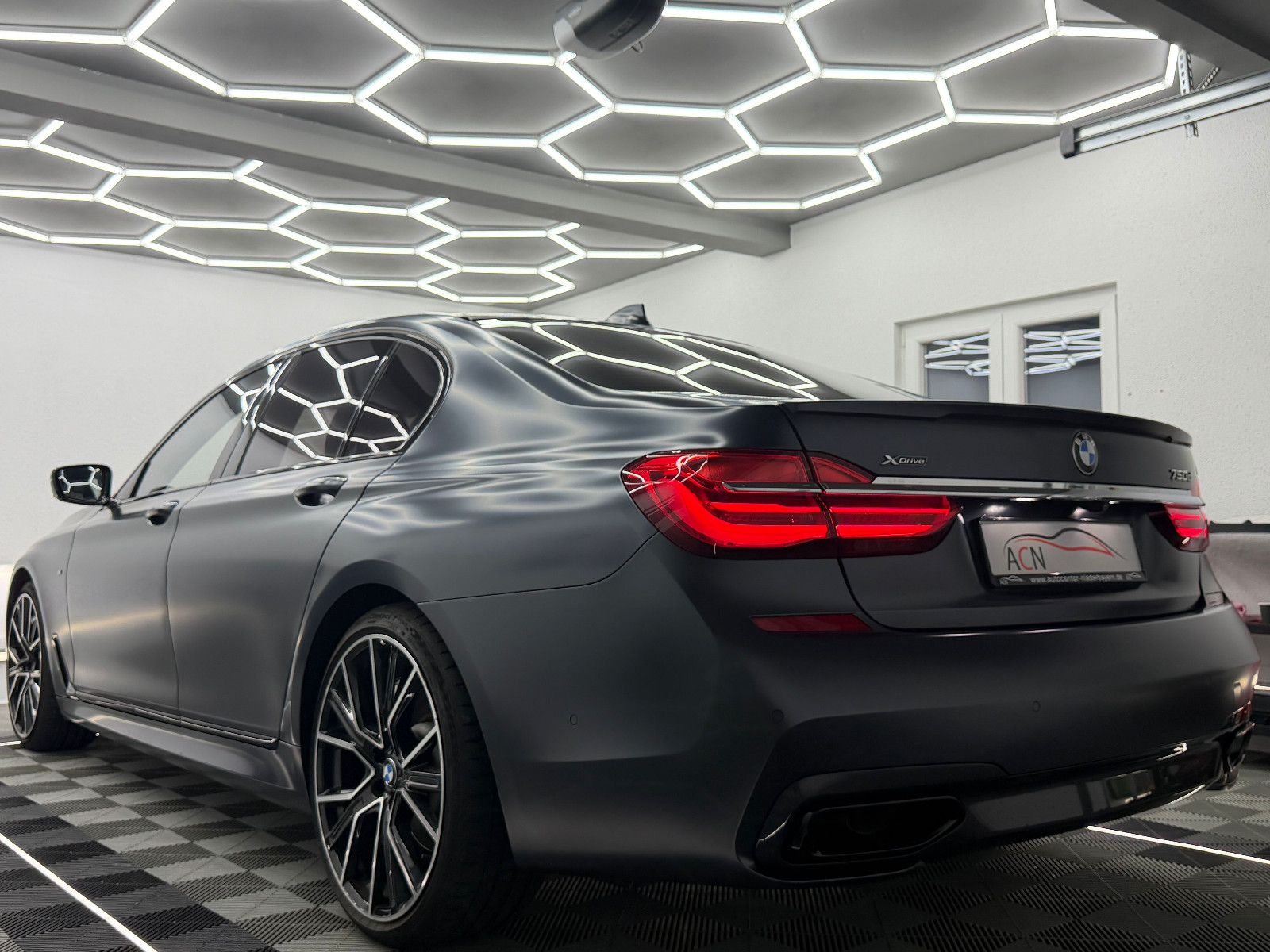 Fahrzeugabbildung BMW 750 d xDrive M SPORT/LASER/EXECUTIVE PRO/FROZEN