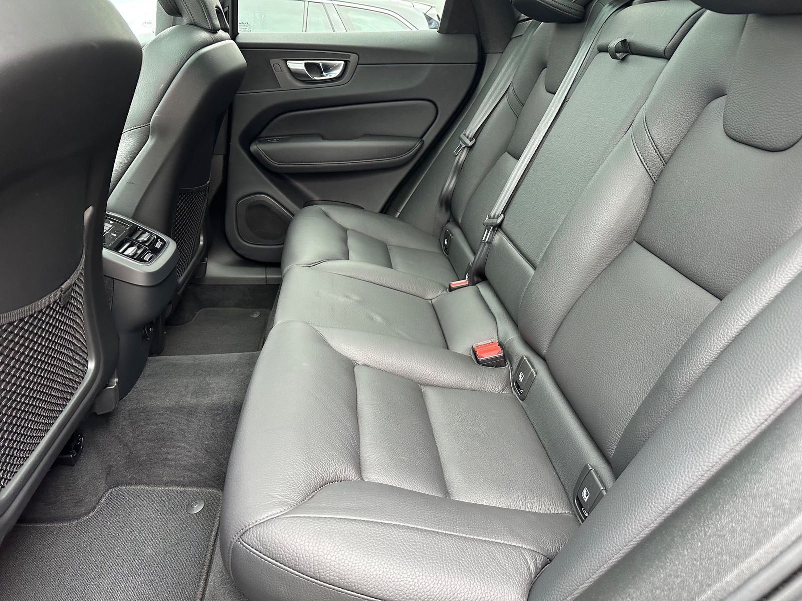 Fahrzeugabbildung Volvo XC60 B5 AWD Ultimate Dark NAV+LED+PANO+AHK+STHZ
