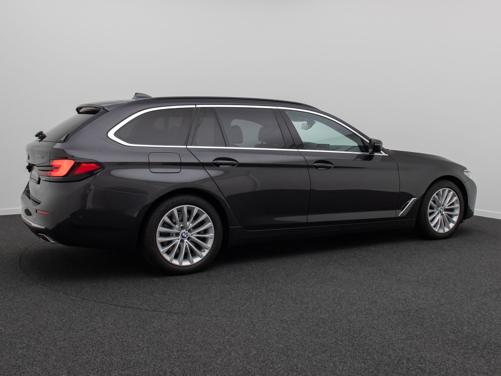 Fahrzeugabbildung BMW 520d Luxury Line DAB Kamera HUD Laser SoftClose