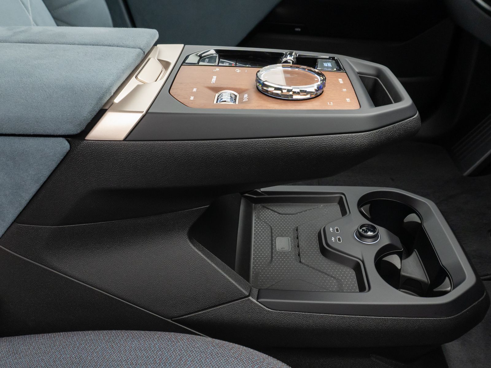 Fahrzeugabbildung BMW iX xD50 Panorama 360°Laser DAB H/K AHK Sport 22"