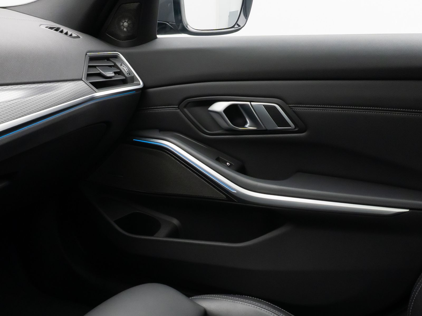 Fahrzeugabbildung BMW 330e xD M Sport Panorama Kamera HUD H/K AHK 19"
