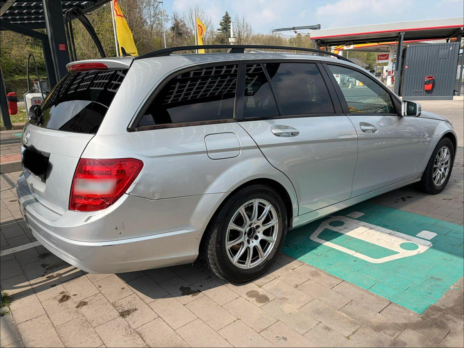 Mercedes-Benz C200 2012 — interior