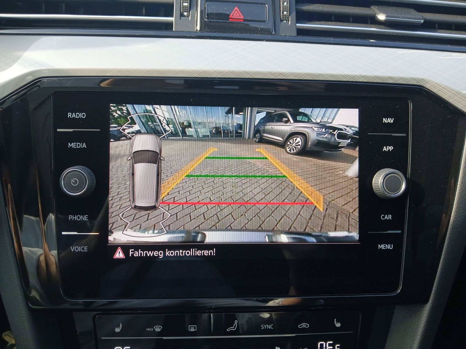 Fahrzeugabbildung Volkswagen Passat Variant TDI Business DSG LED Navi ACC RFK