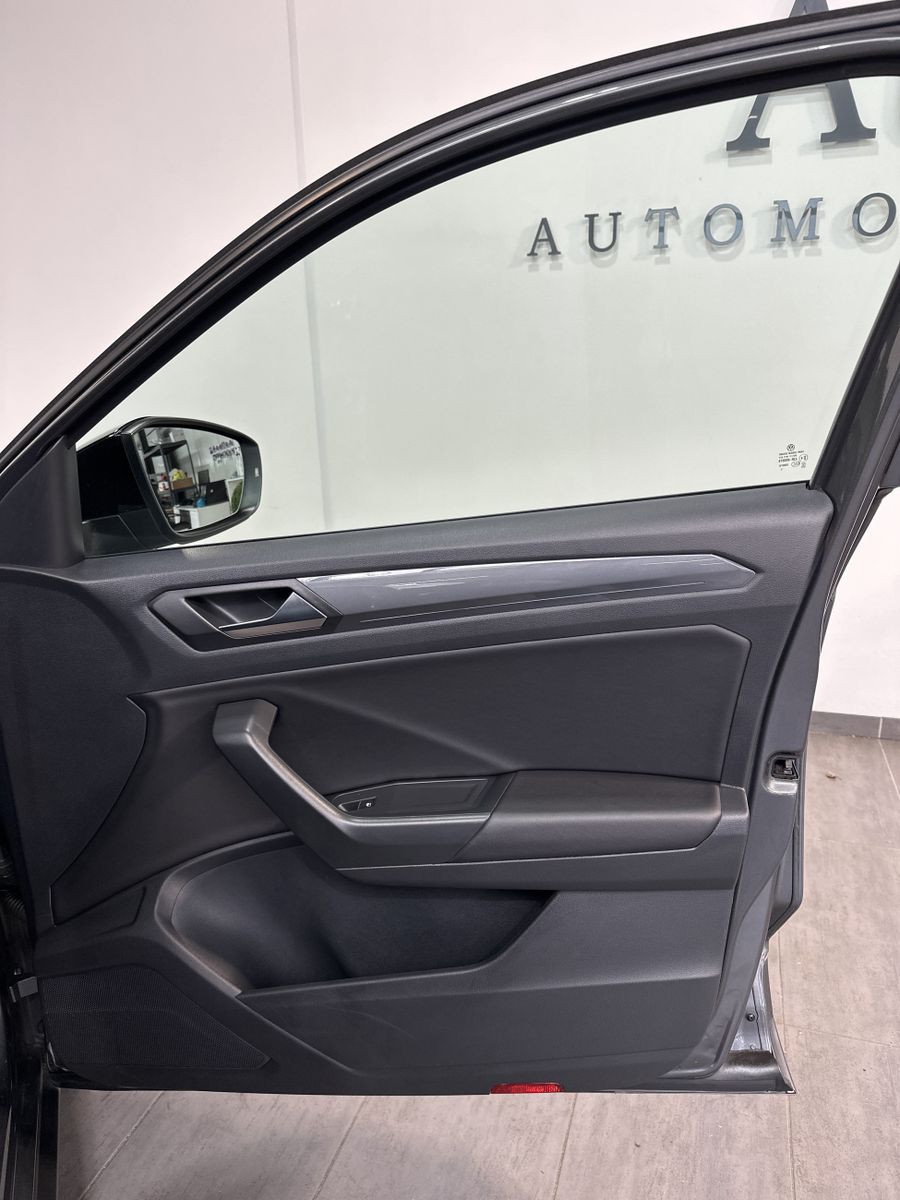 Fahrzeugabbildung Volkswagen T-Roc 1.5 TSI DSG R-Line NAV+LED+ACC+KAMERA+PANO