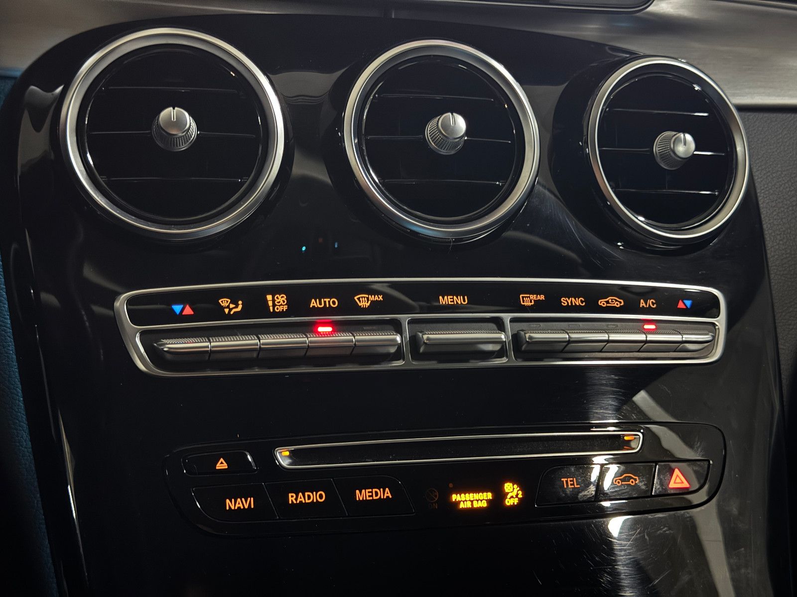 Fahrzeugabbildung Mercedes-Benz C 180 T CGI 9GT 2X AVANTGARDE PANO ILS NAVI AHK