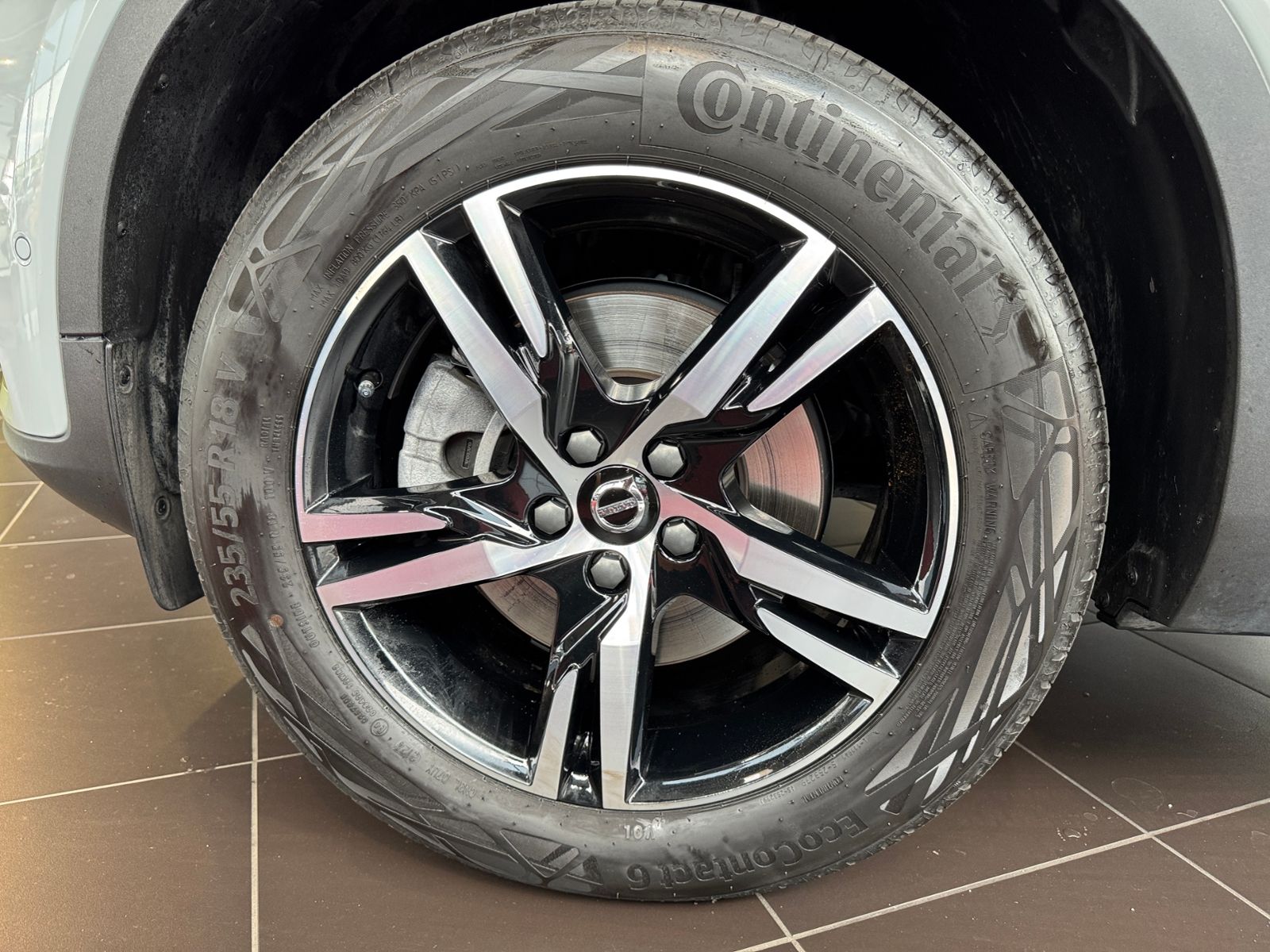 Fahrzeugabbildung Volvo XC40 Plus Dark 2WD NAVI LED AHK PANO