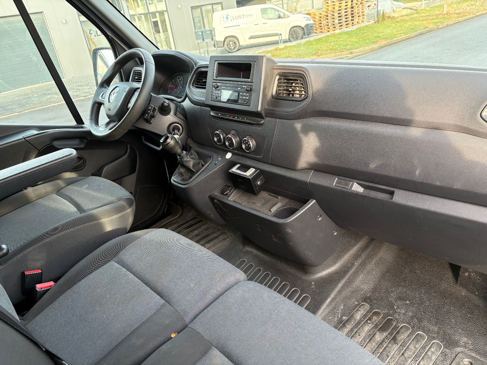 Fahrzeugabbildung Renault Master III Kasten L3H2 HKa 3,5t/KÜHLWAGEN/3-SITZ