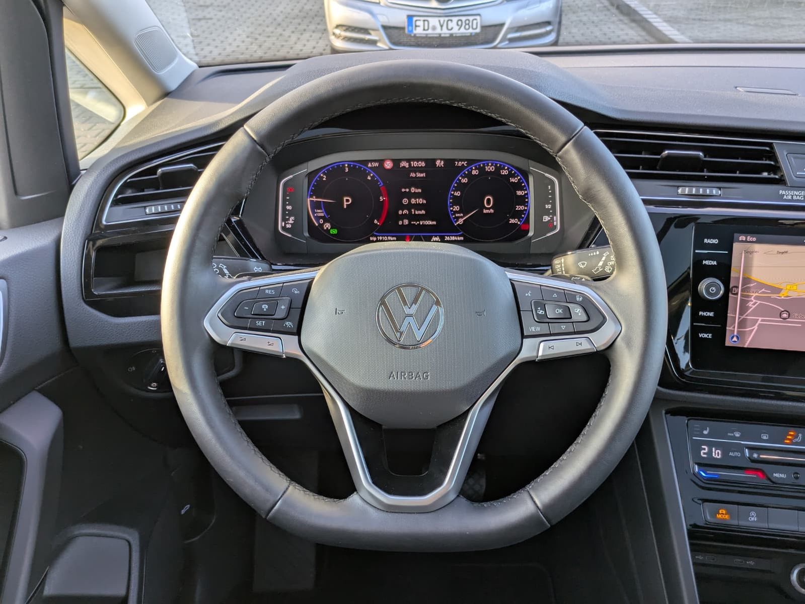 Fahrzeugabbildung Volkswagen Touran 2.0 DSG R-Line High. Pano 7-Si IQ.Dri AHK