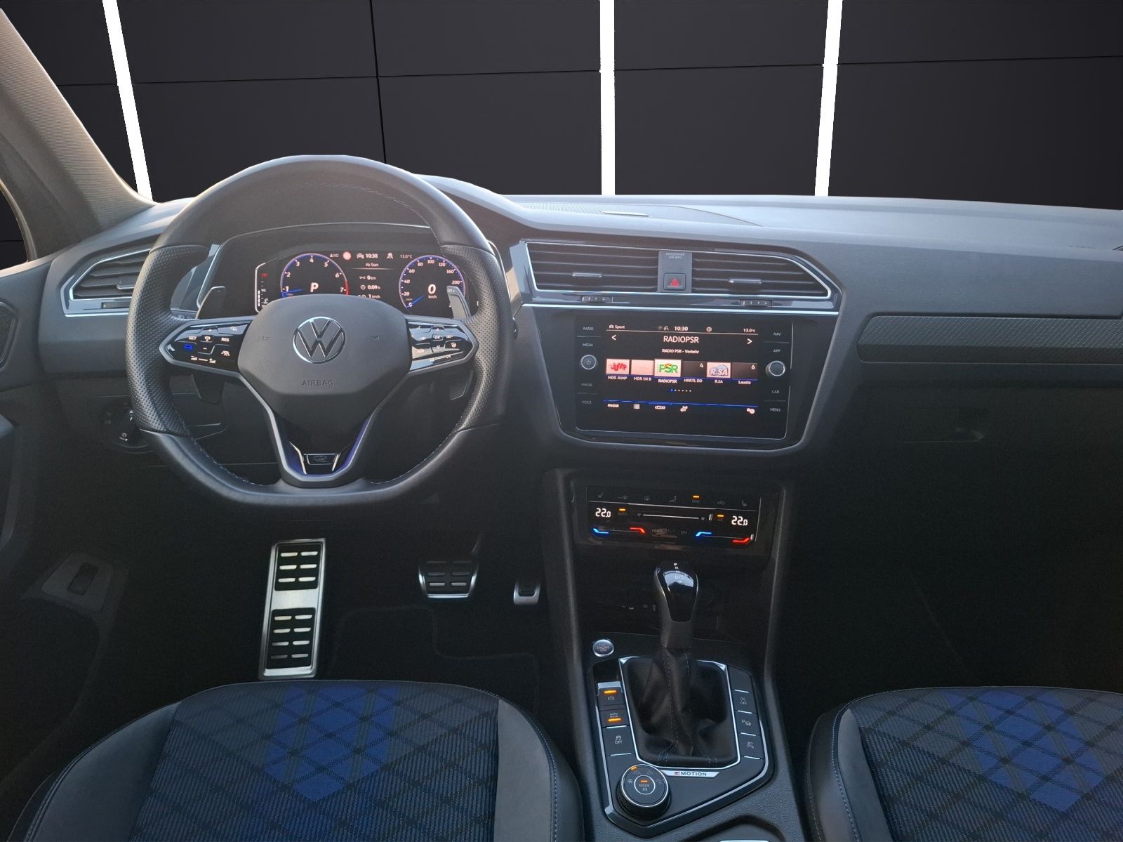 Fahrzeugabbildung Volkswagen Tiguan R DSG 4M Matrix AHK Navi AID ACC RFK SH 2