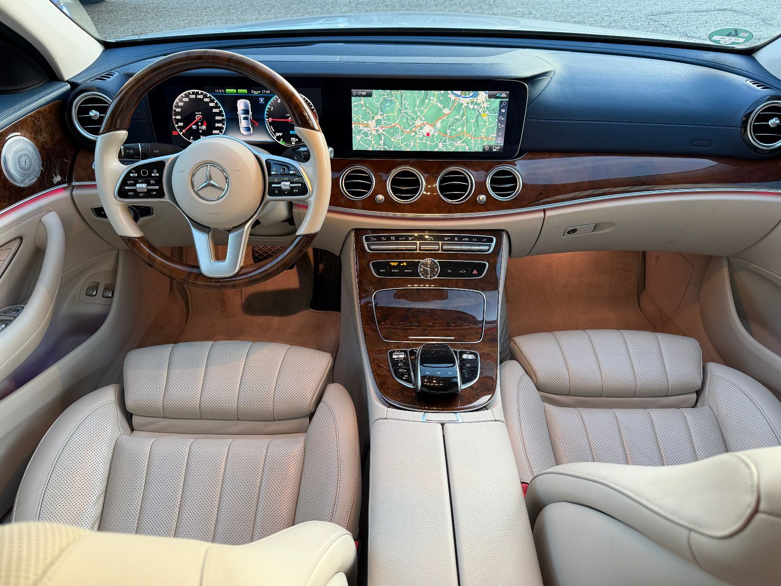 Fahrzeugabbildung Mercedes-Benz E 300 de/AMG/HEAD-UP/VIRTUAL/AMBIENTE/BURMESTER/
