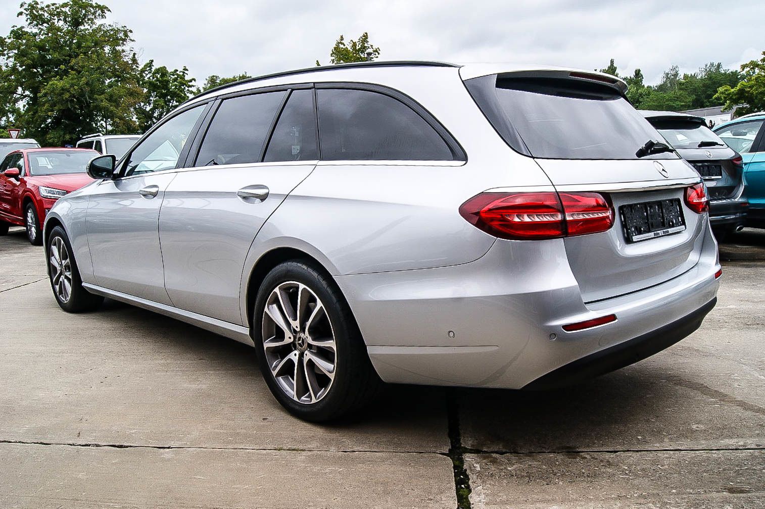 Fahrzeugabbildung Mercedes-Benz E 200 T-Modell 7-SITZER STANDHEIZUNG MULTI-BEAM