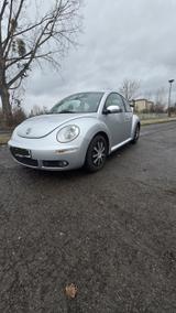 Volkswagen New Beetle 1.6 - - Volkswagen New Beetle mit Benzin-Antrieb: Limousine, 1.6
