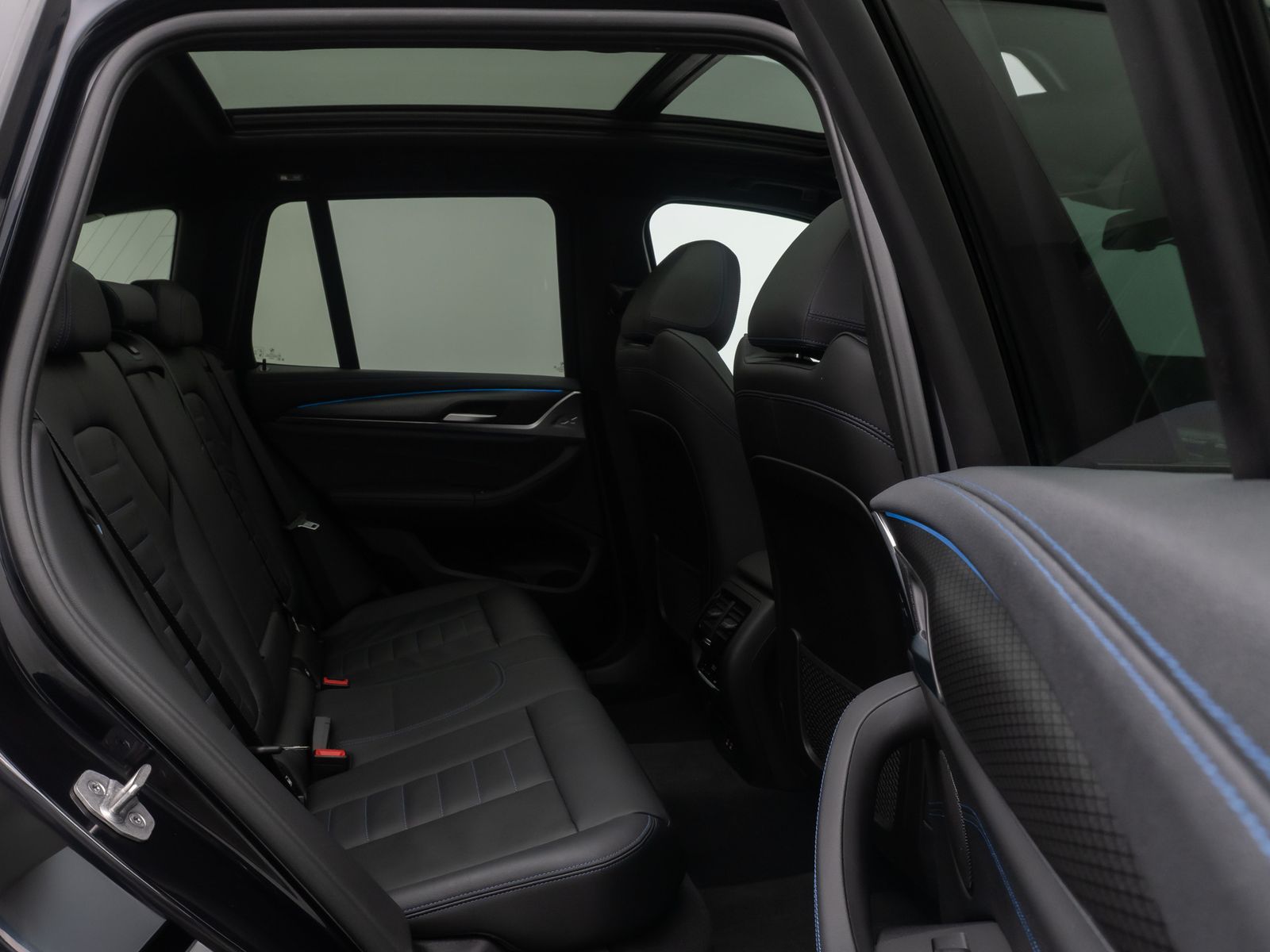 Fahrzeugabbildung BMW X3 xD30e M Sport Laser DAB Kamera HUD Panorama