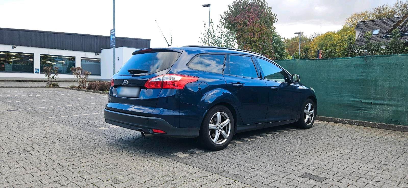 Ford Focus 2012 — interior