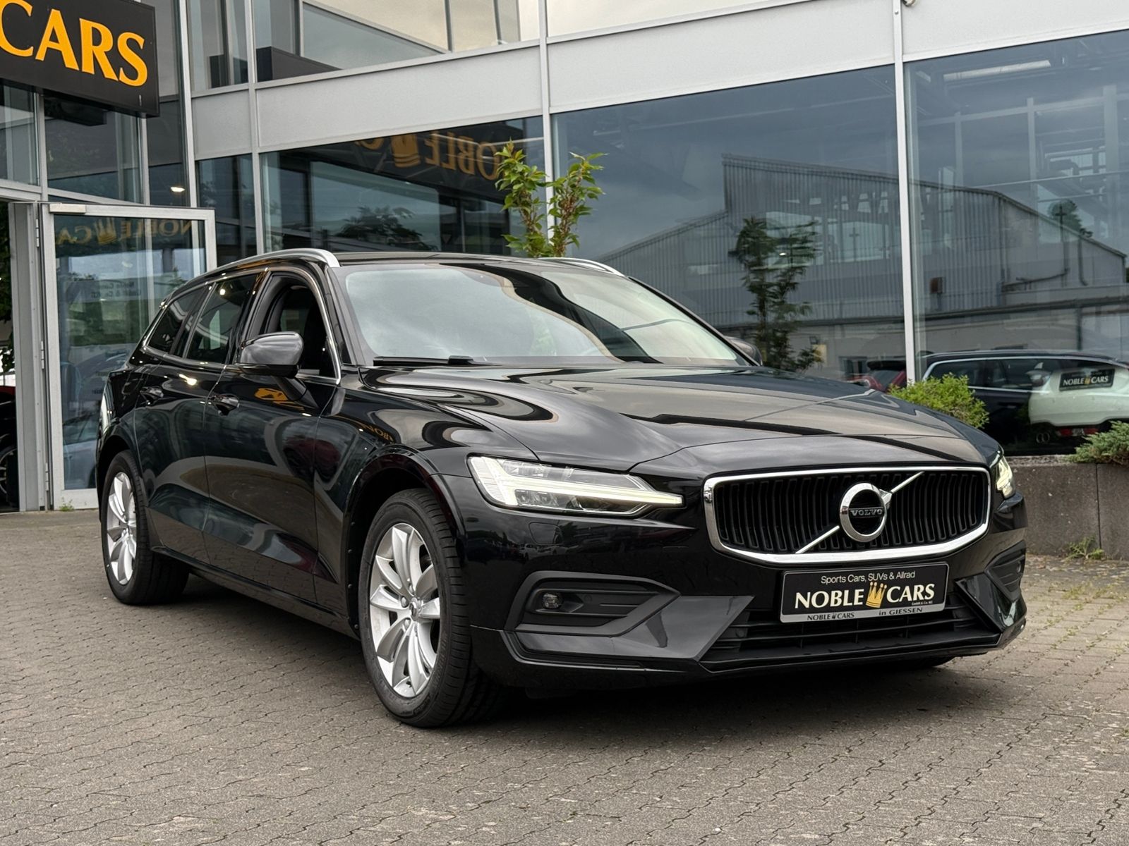 Fahrzeugabbildung Volvo V60 Kombi Momentum Pro ACC BLIS LED