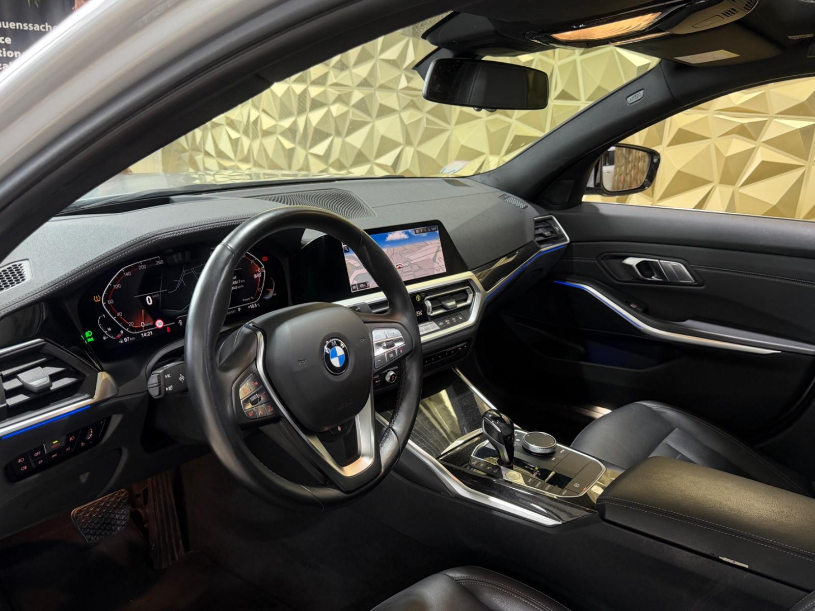 BMW 330 i xDrive Lim. Luxury Line|1.HAND|NAVI|LEDER|