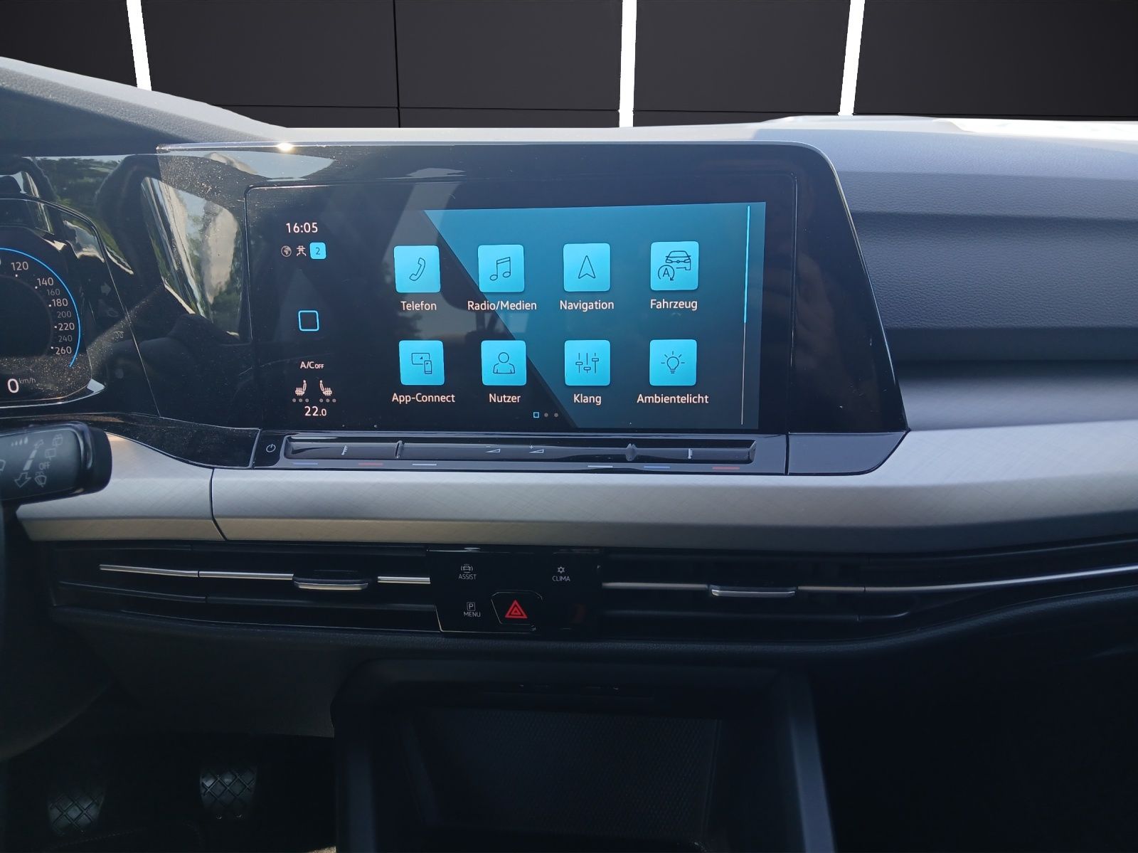 Fahrzeugabbildung Volkswagen Golf VIII Variant TSI Life Matrix AHK Navi AID A