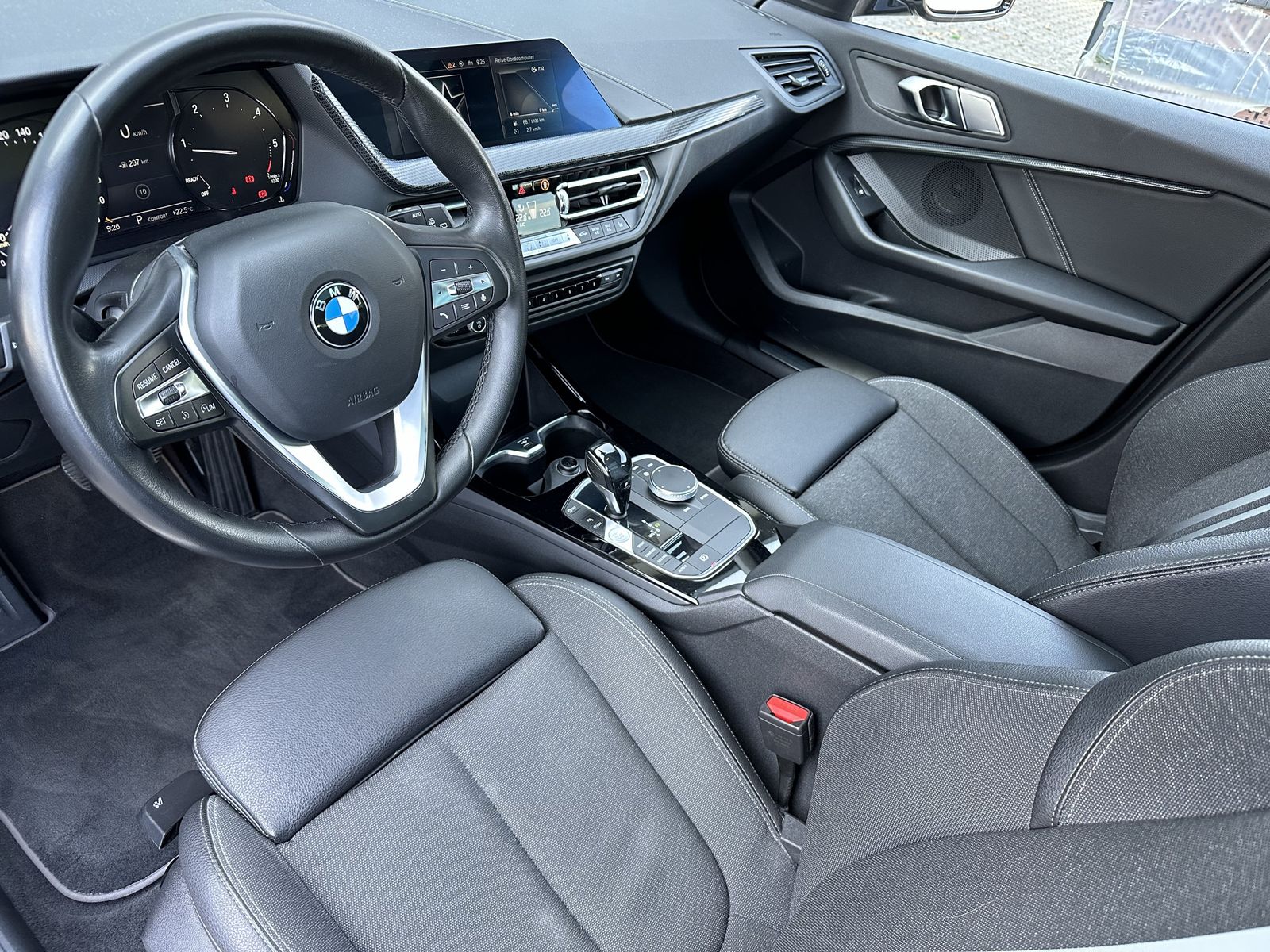Fahrzeugabbildung BMW 120d Sport Line Aut. LED+PANO+KAMERA+17OLL
