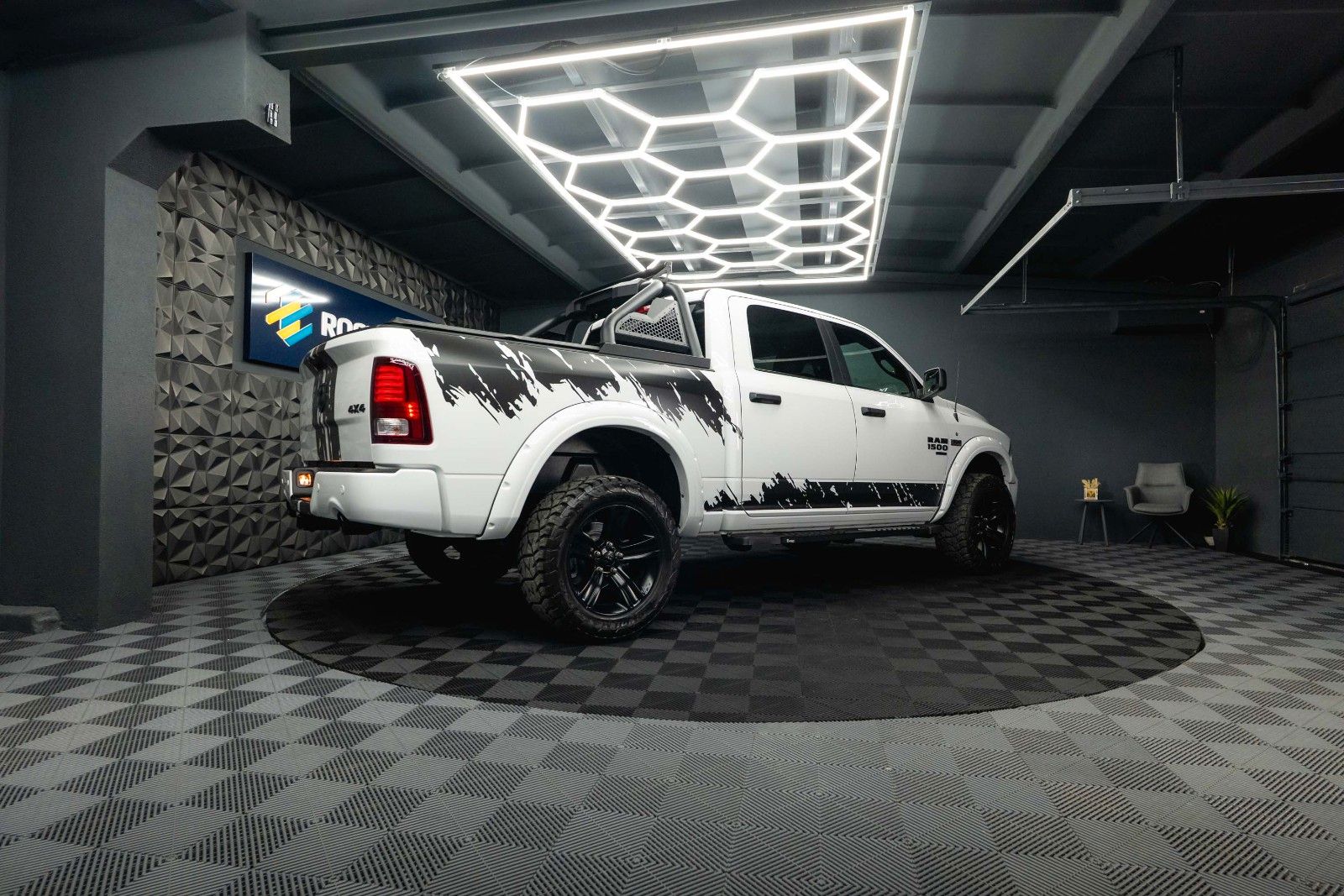 Fahrzeugabbildung Dodge RAM 5.7 V8 HEMI 4x4 OFFROAD Night-Paket *LED*19%