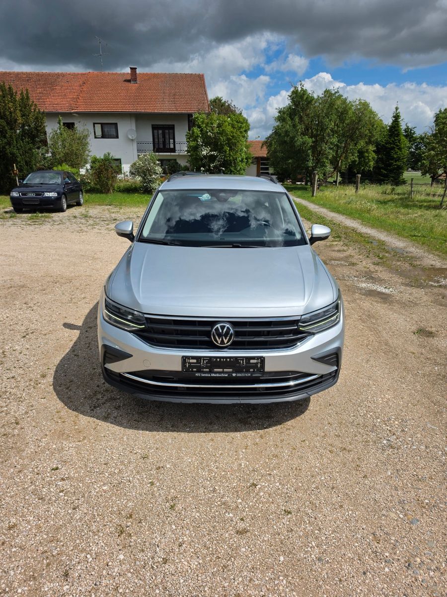 Volkswagen Tiguan - 1