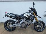 Aprilia Dorsoduro 750 mit Apfelkuchen - APRILIA WEIß