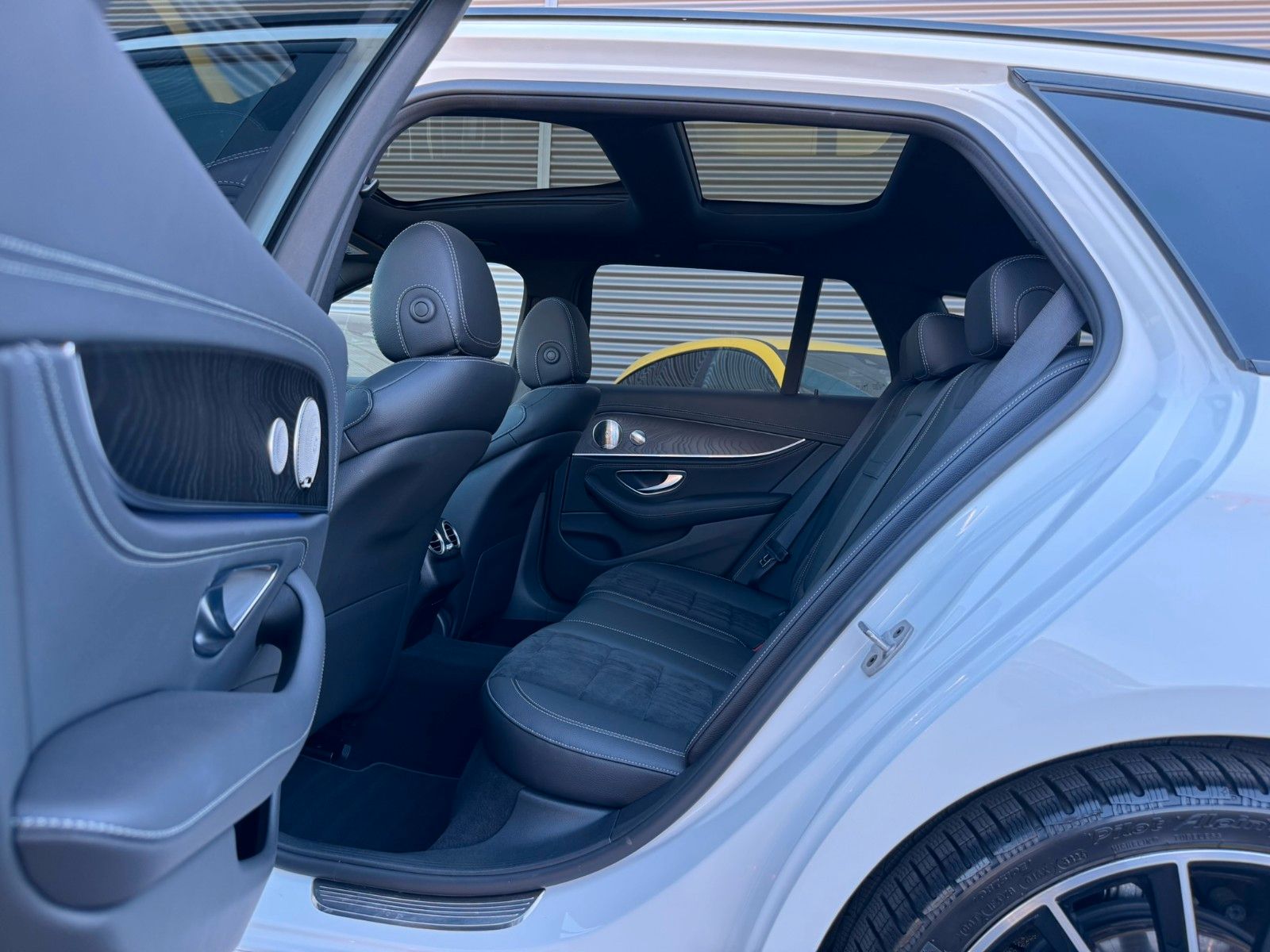 Fahrzeugabbildung Mercedes-Benz E 300 d  T 4M AMG HUD+PANO+AHK+Burm+Distr+360°
