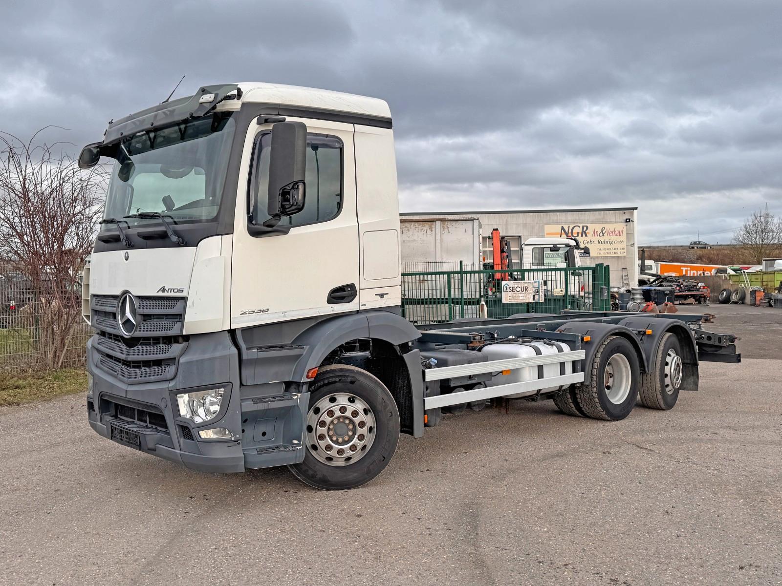 Mercedes-Benz 2536 ADR Valid & kipphydraulik für Gastank