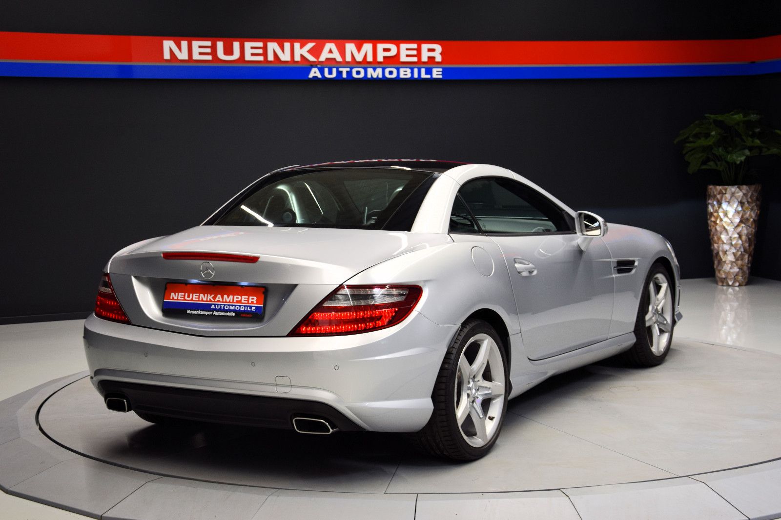 Fahrzeugabbildung Mercedes-Benz SLK 200 AMG Autom Xenon Pano Navi Leder Ambi PDC