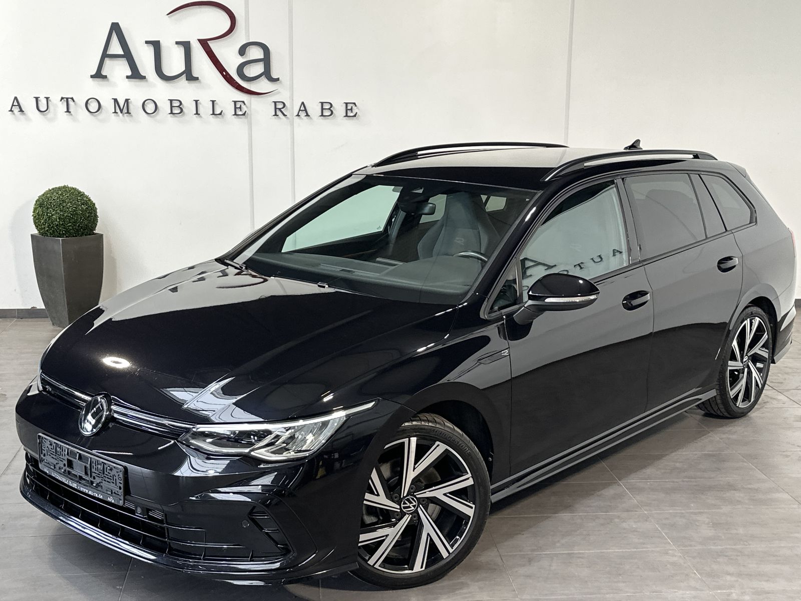 Fahrzeugabbildung Volkswagen Golf Variant 2.0 TDI DSG R-Line NAV+LED+AHK+18ZO