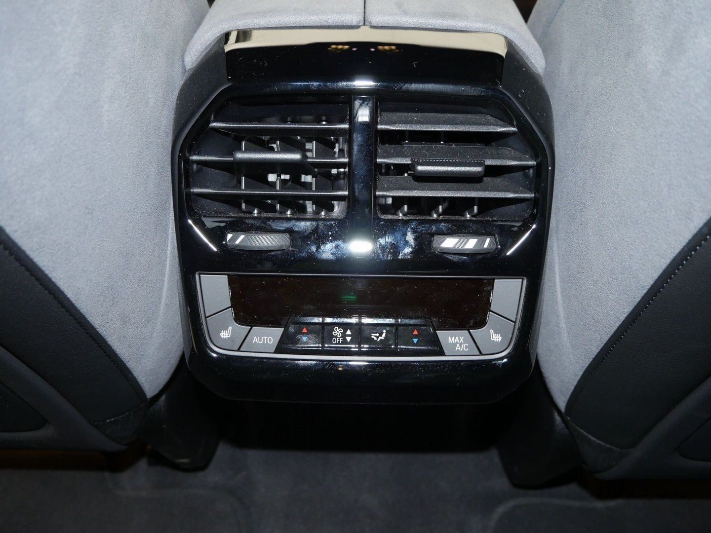 Fahrzeugeinzelansicht 12 Fahrzeugabbildung BMW iX xDrive60 M Sportpaket B&W Surround DAB LED Ak