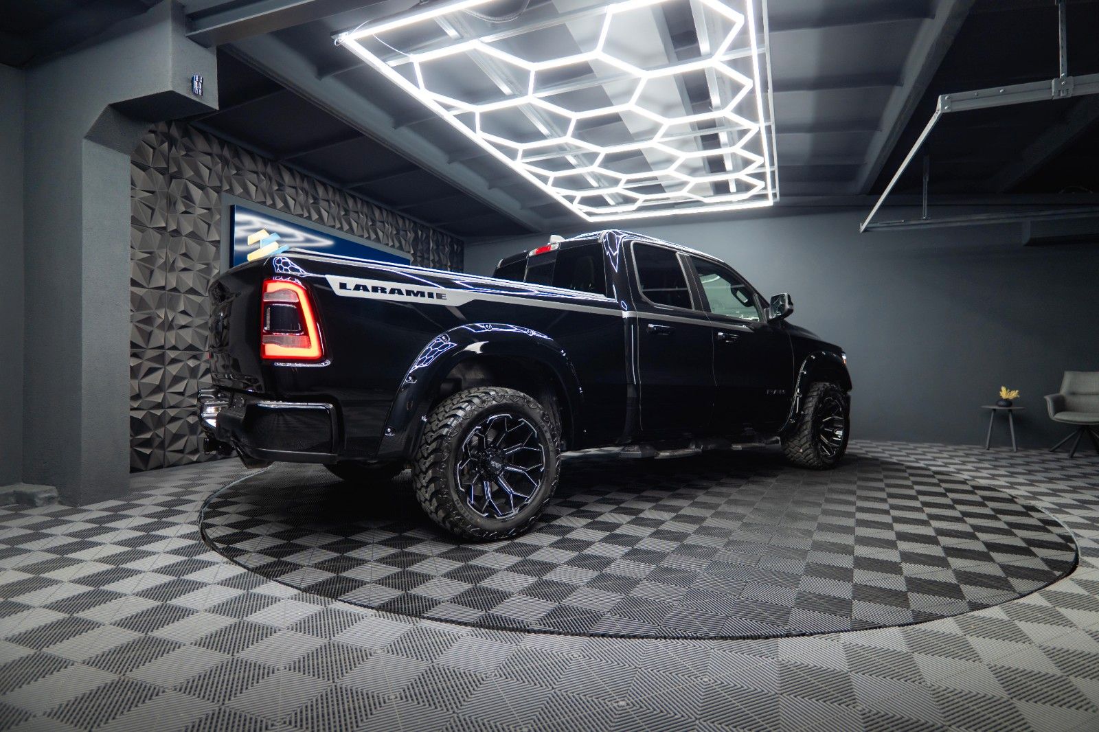 Fahrzeugabbildung Dodge RAM 5.7 V8 HEMI 4x4 Night LARAMIE LONGBED 19%