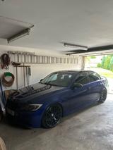 BMW 335i - - blaue BMW 335