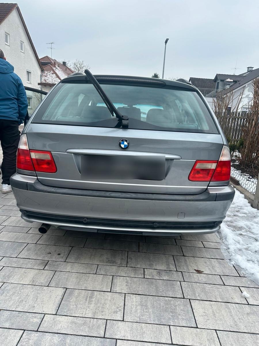 BMW 318 2004 — rear view