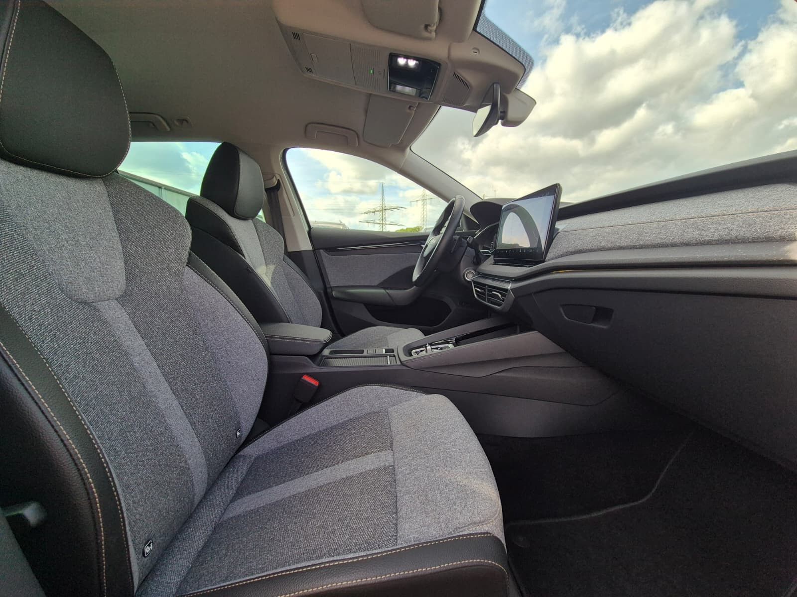 Fahrzeugabbildung SKODA Octavia 1.5 eTSI DSG Selection LED*AHK*5J-Gar.
