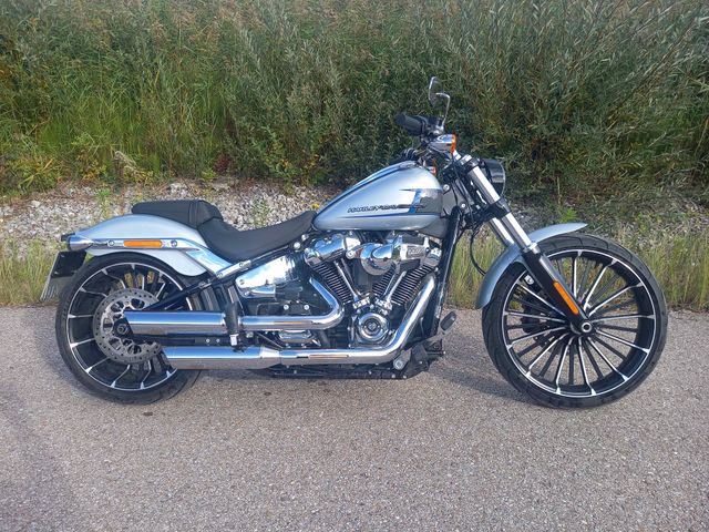 Harley-Davidson FXBR Breakout 117 mit J&H Auspuff