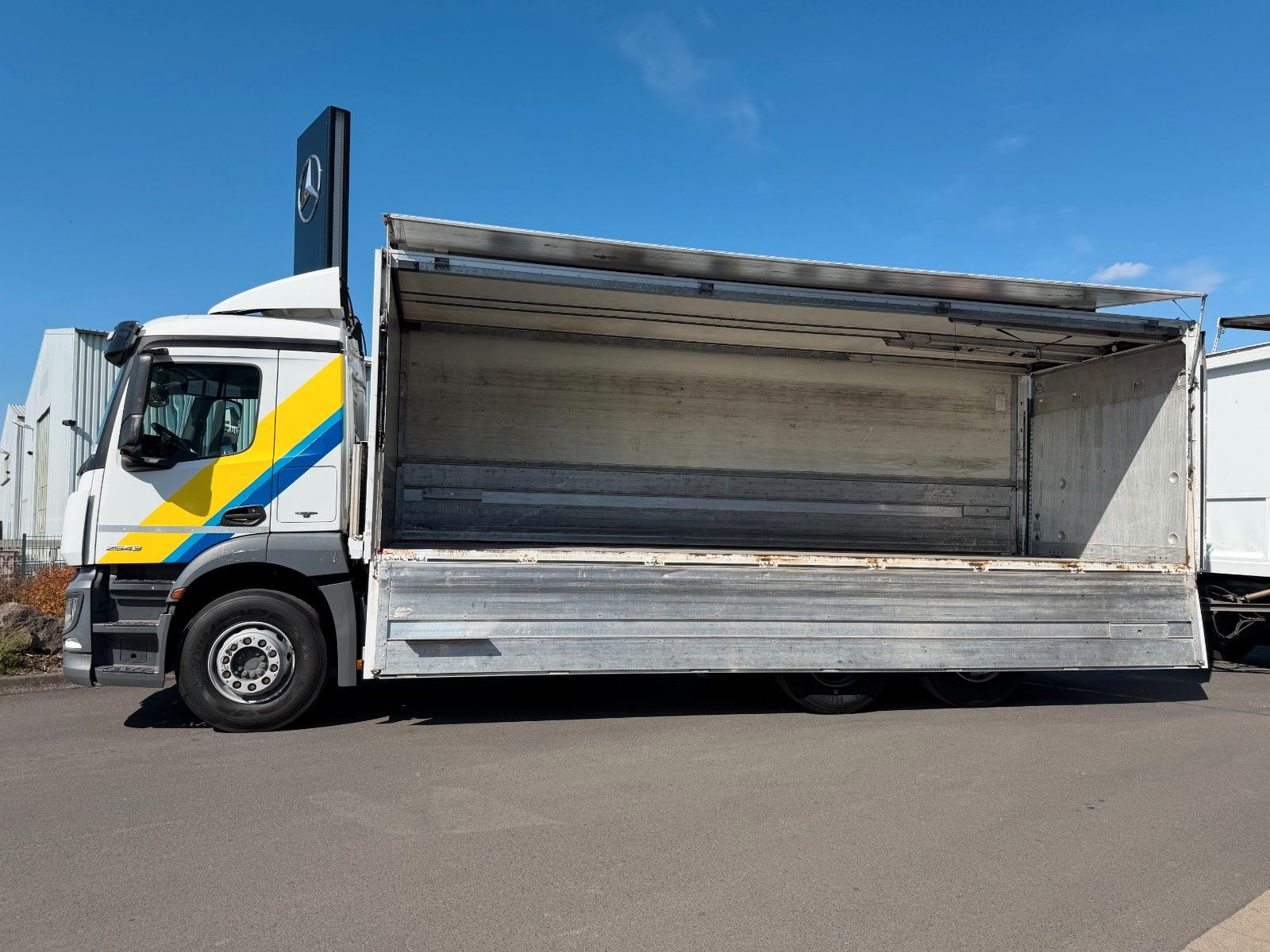 Fahrzeugabbildung Mercedes-Benz Antos 2543 L Schwenkwand LBW BÄR 2.500kg AHK