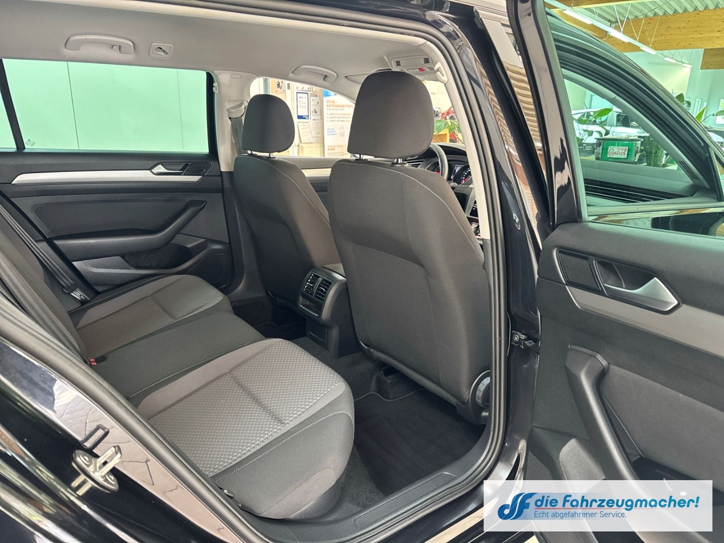 Fahrzeugabbildung Volkswagen Passat Variant Conceptline sch.AHK Navi LED ACC