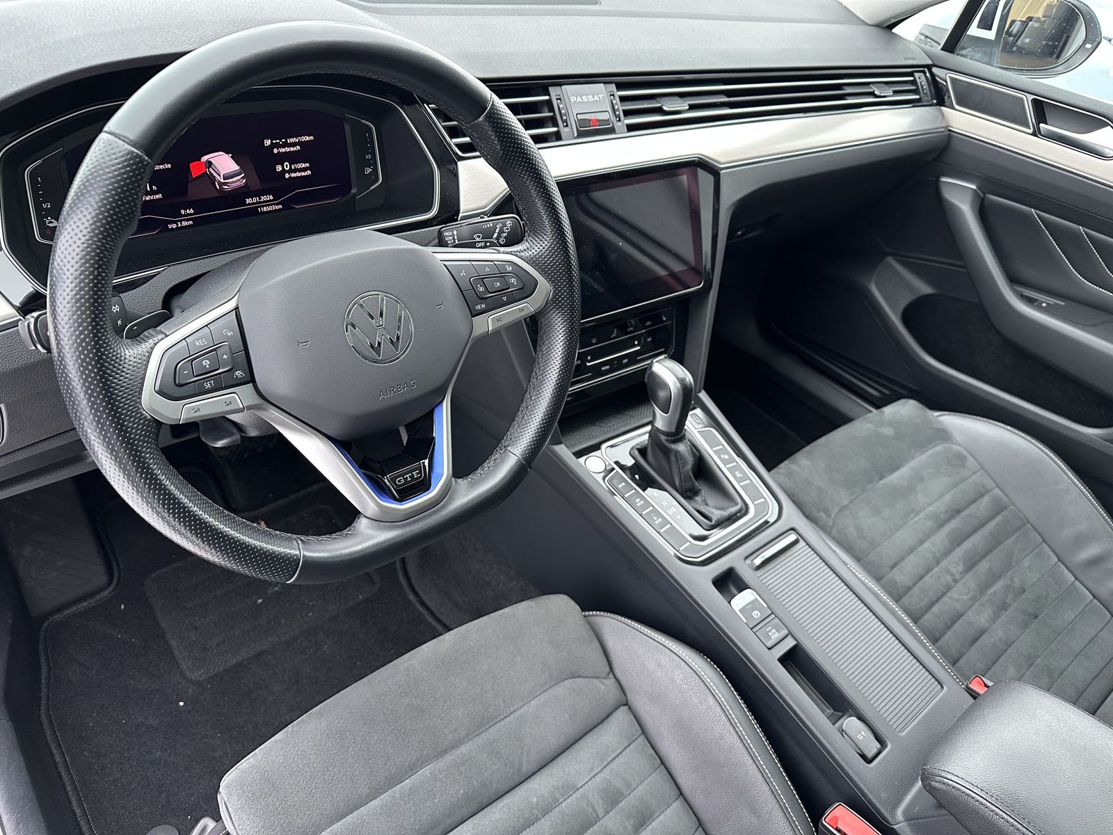 Fahrzeugabbildung Volkswagen Passat GTE R-Line NAV+IQ-LIGHT+PANO+AHK+DCC+18ZO