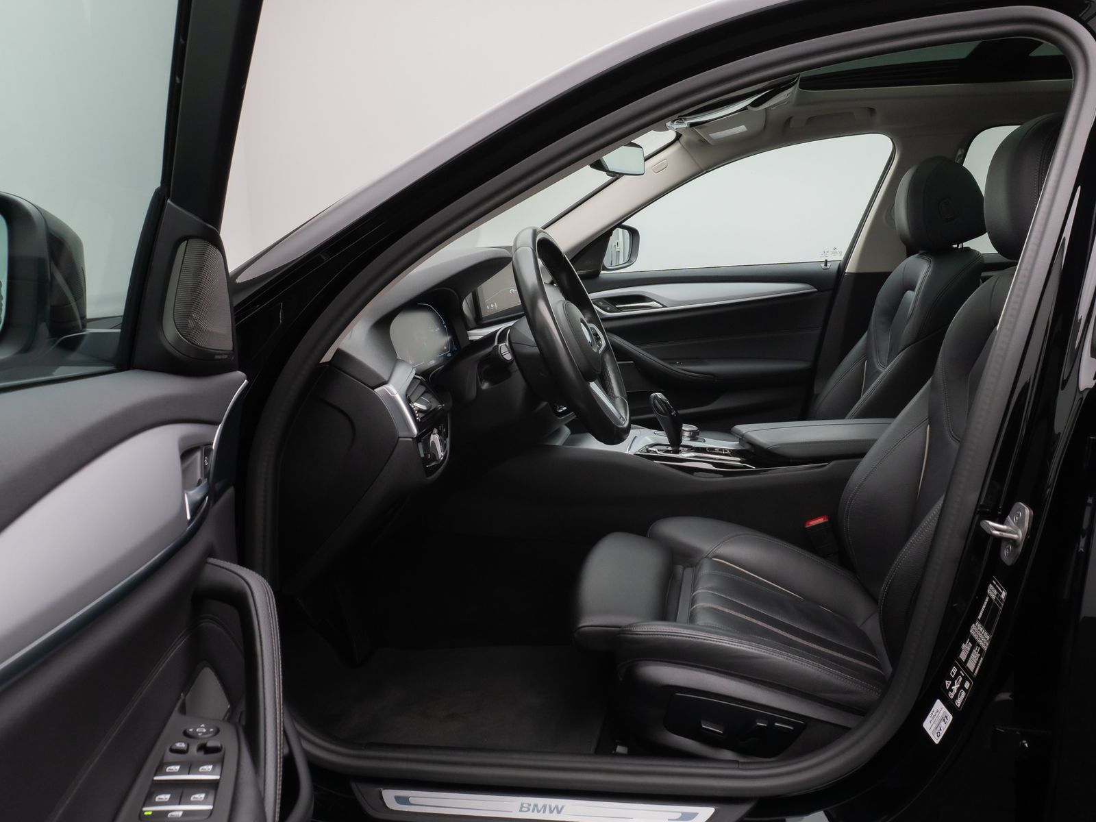 Fahrzeugabbildung BMW 520d xD Panorama Kamera HUD DAB H/K AHK Leder