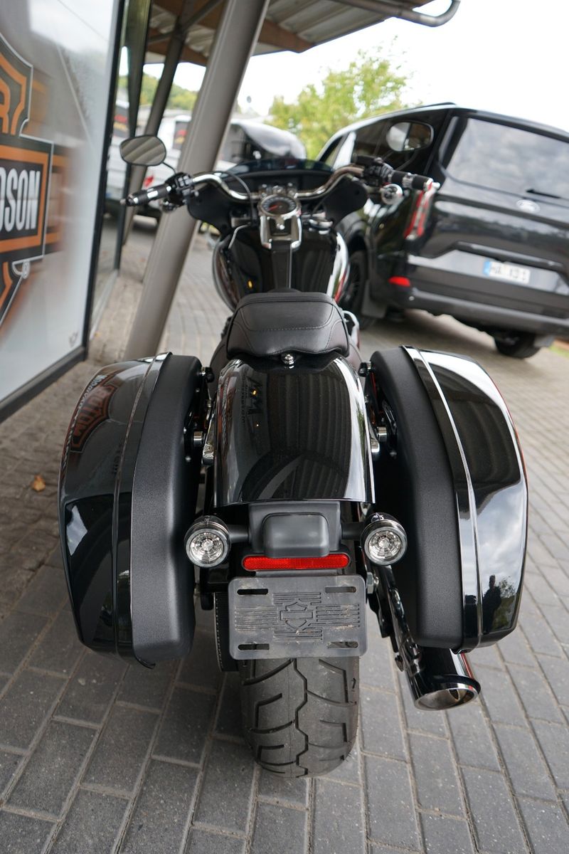 Fahrzeugabbildung Harley-Davidson Softail Sport Glide mit Jekill & Hyde Auspuff