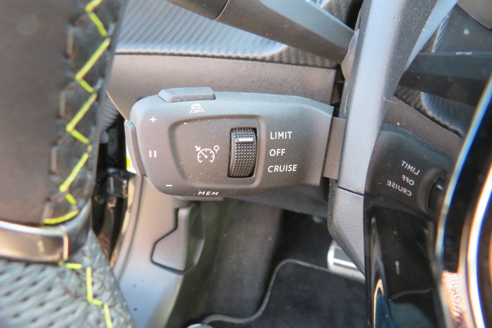 Fahrzeugabbildung Peugeot 2008 e- GT PANO NAVI KAMERA SITZH. PDC 1.HD