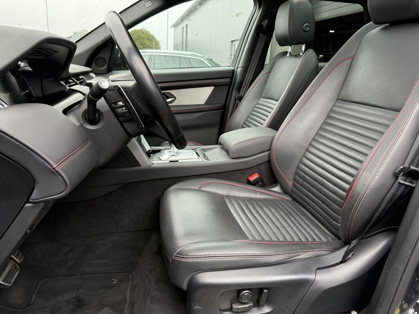 Fahrzeugabbildung Land Rover Discovery Sport D200 R-Dynamic AWD NAV+LED+AHK