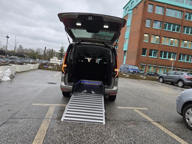 Fahrzeugabbildung Volkswagen Caddy Life Maxi inkl. Rollstuhlrampe