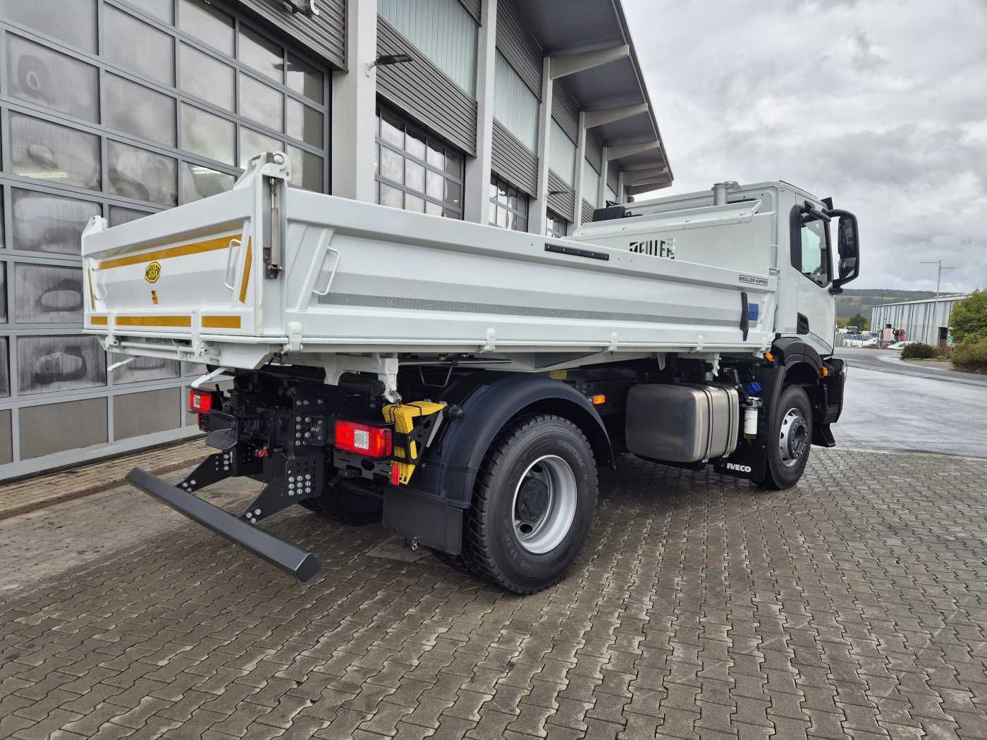 Fahrzeugabbildung Iveco X-Way AD200X48 HR OFF 4x2 Meiller Intarder 2x