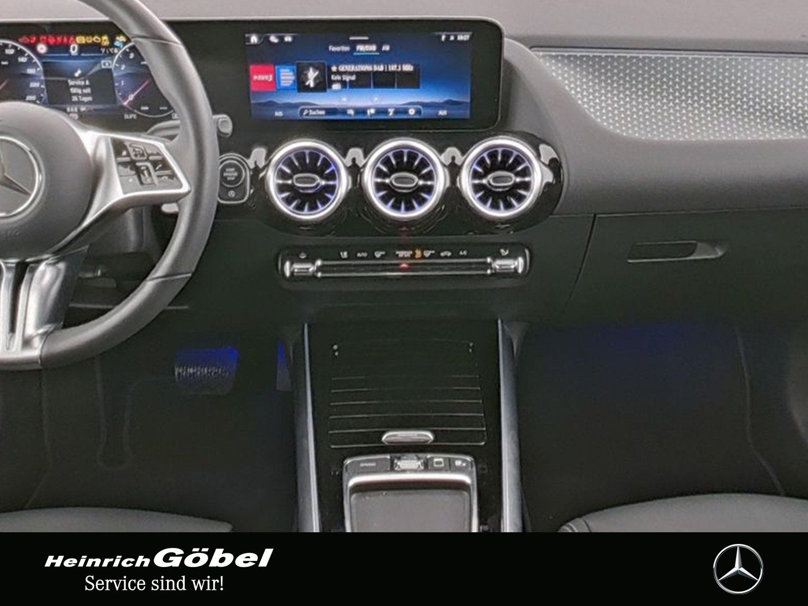 Fahrzeugabbildung Mercedes-Benz GLA 200 PROGRESSIVE+PANO+AHK+TOTWINKEL+NIGHT.P