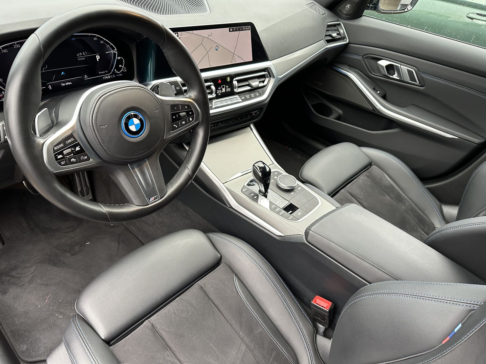 Fahrzeugabbildung BMW 330e Touring xDrive M-Sport NAV+LED+ACC+KAM+H&K