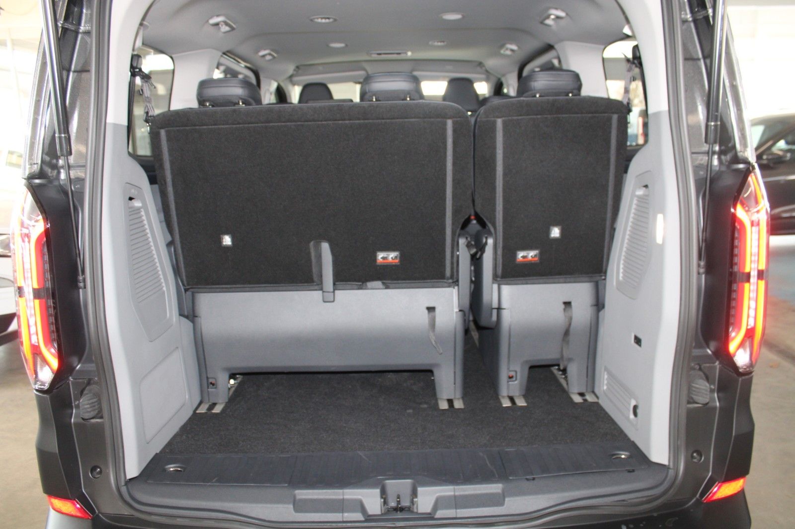 Fahrzeugabbildung Ford Tourneo Custom L1 Active AWD Automatik AHK STDHZ