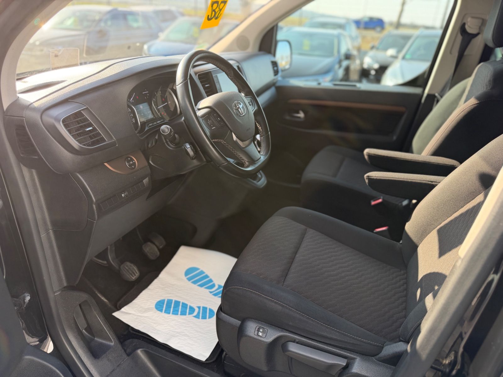 Proace Verso L1 Family 2.0 D-4D 8 Sitzer Navi