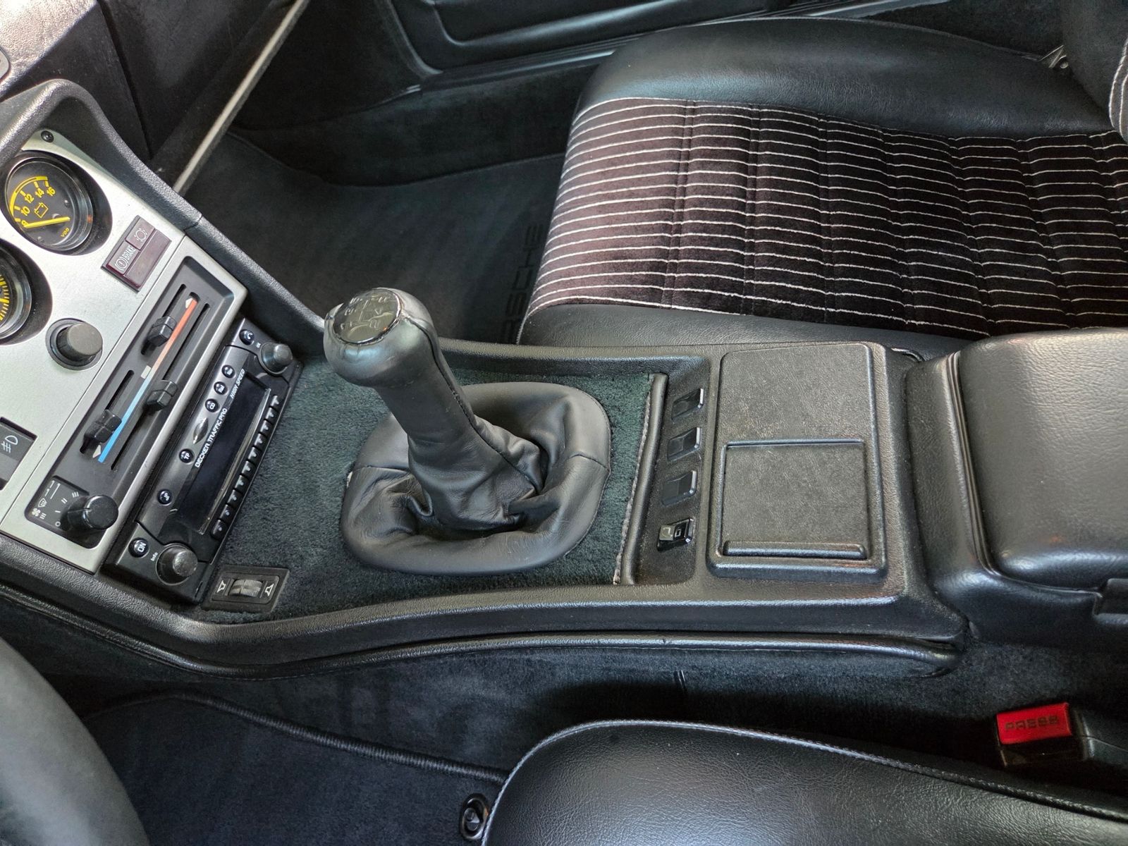 Fahrzeugabbildung Porsche 944 Basis Coupe DEUTSCHES FAHRZEUG H-KENNZEICHEN
