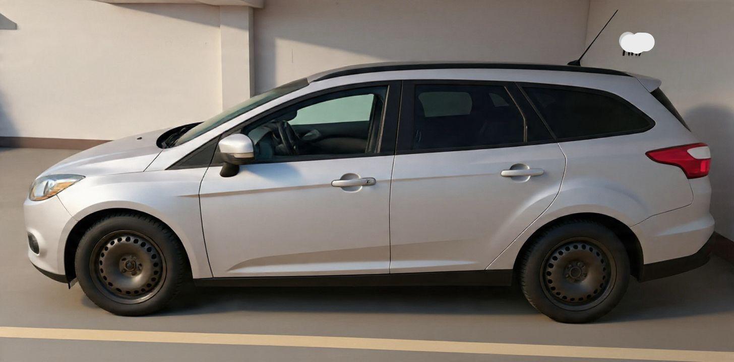 Ford Focus 2011 — rear view